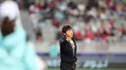 Shin Tae Yong, pelatih asal Korea Selatan, kerap menjadi sorotan saat memimpin timnya di lapangan. Gaya khasnya yang penuh semangat dengan gestur tangan dinamis sering mencuri perhatian publik. Ekspresinya yang serius saat memberi instruksi menegaskan betapa besar dedikasinya untuk skuad Garuda. (Liputan6.com/IG/@shintaeyong7777)