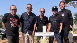 Abdel Achrian Ziarah ke Makam Temon, Kenang Persahabatan Puluhan Tahun