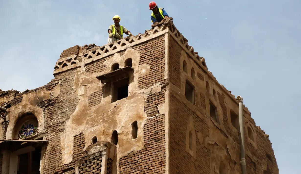 Para pekerja merenovasi bangunan bersejarah di Kota Tua Sanaa, 9 Agustus 2020. Hujan dan banjir bandang di Yaman menghancurkan empat bangunan serta merusak 30 lainnya di situs Warisan Dunia UNESCO Kota Tua Sanaa, kata penduduk kepada Xinhua pada Minggu (9/8). (Xinhua/Mohammed Mohammed)