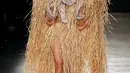 Model memperagakan koleksi Spring/Summer 2017 karya Vivienne Westwood dalam Paris Fashion Week di Prancis, (1/10). (REUTERS/Charles Platiau)