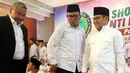 Ketua Umum PKB Muhaimin Iskandar (tengah) bersama Menteri Tenaga Kerja Hanif Dhakiri serta  Menteri Desa, PDT dan Transmigrasi Eko Putro Sandjojo menghadiri  Sholawat Anti Narkoba di Komplek Parlemen, Senayan, Selasa (6/3). (Liputan6.com/Johan Tallo)