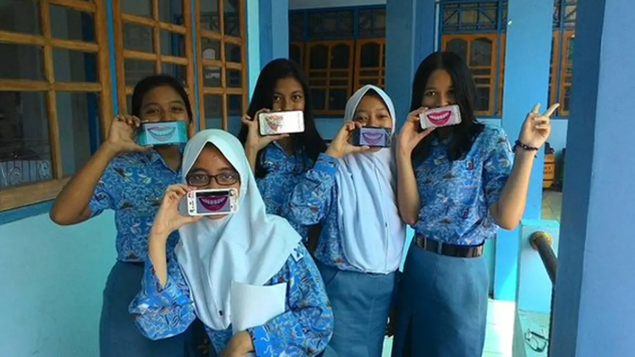 Ekspesi dan Aksi Haru Pelajar SMA untuk Guru