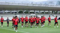 Sejumlah pemain Timnas Indonesia U-22 melakukan latihan perdana menjelang SEA Games 2025 di Stadion Madya, Kompleks Stadion Utama Gelora Bung Karno (SUGBK), Senayan, Jakarta, Selasa (11/11/2025). Sebanyak 33 pemain mengikuti sesi tersebut untuk selanjutnya diseleksi menjadi 23 pemain sebelum dibawa ke Thailand. (Bola.com/Bagaskara Lazuardi)