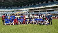 Skuad Farmel Isvil Football Academy  atau Farmel FA U-14 dalam kesempatan beruji coba di Stadion Gelora Bandung Lautan Api (GBLA), Sabtu-Minggu (5-6/8/2023). (Dok. Farmel FA)