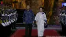 Seperti penampilan presiden China Xi Jinping yang tampil mengenakan kemeja kain tenun ikat Bali. Kain berwarna dasar biru itu berpadu apik dengan baju cheongsam sang istri, Peng Liyuan. Ia juga menyampirkan selendang dari bahan tenun senada.