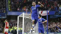 Selebrasi Pemain Chelsea, Diego Costa usai membobol gawang Middlesbrough pada lanjutan Premier League di Stamford Bridge, London, (8/5/2017). Chelsea menang 3-0. (AP/Frank Augstein)