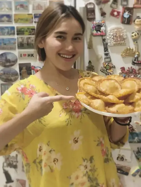<p>Tidak selalu tampil glamor, penampilan penyanyi yang populer berkat lagu Alamat Palsu ini nyaman mengenakan daster saat di dalam rumah. [Instagram/@ayutingting92]</p>