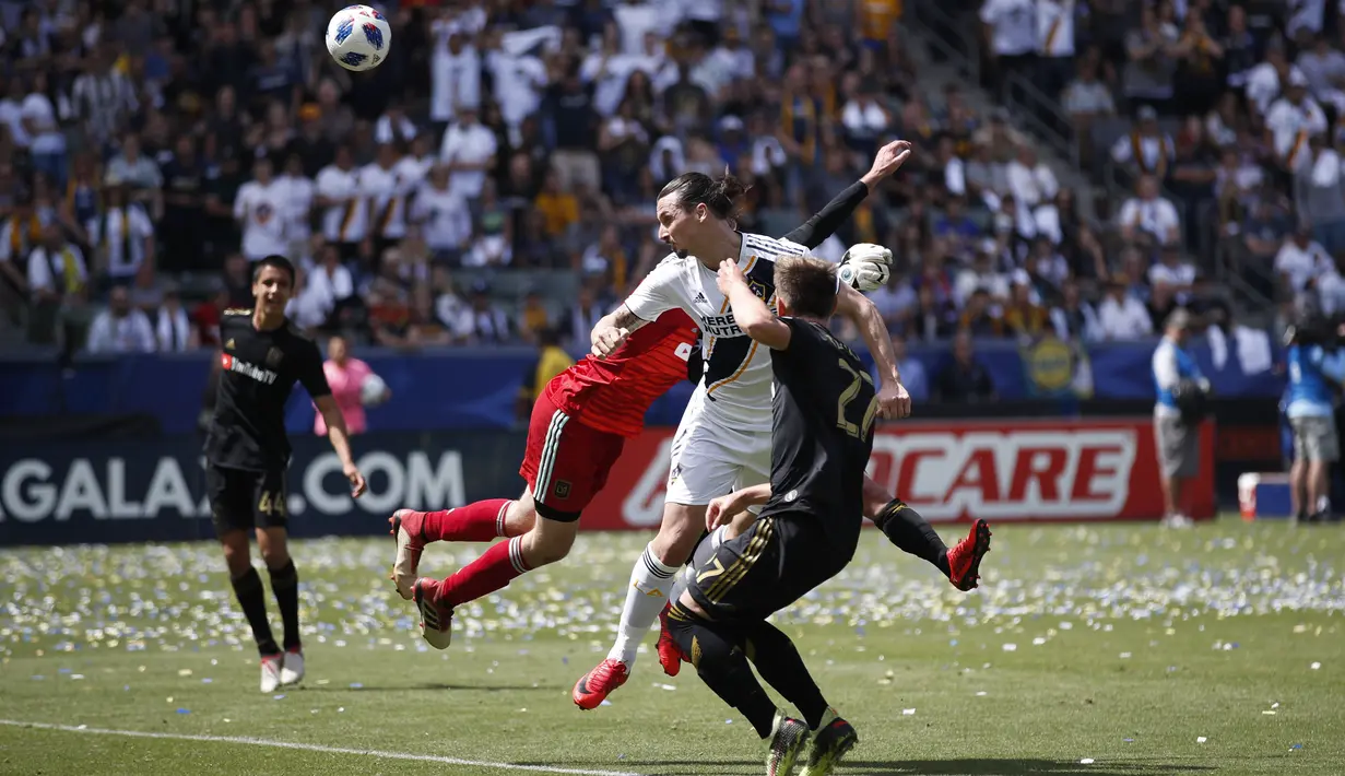 Aksi pemain anyar LA Galaxy, Zlatan Ibrahimovic (tengah) saat mencetak gol kedua ke gawang Los Angeles FC pada laga Major League Socccer di StubHub Center,  California, (31/3/2018). LA Galaxy menang 4-3. (AP/Jae C. Hong)