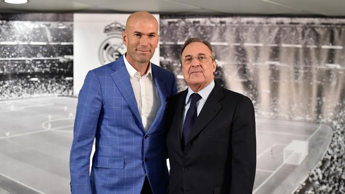 Presiden Real Madrid Florentino Perez memperkenalkan Zinedine Zidane (kiri) menjadi pelatih klub tersebut di stadion Santiago Bernabeu, Senin (4/1/2016). Zidane menggantikan Rafael Benitez yang baru saja dipecat manajemen. (AFP PHOTO/GERARD JULIEN)