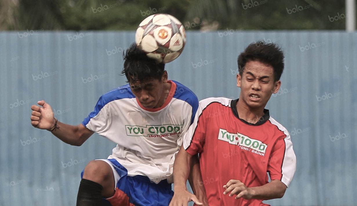 Duel udara pemain Dream Team A (kanan) dan pemain Dream Team B  pada ajang United Way Coaching Clinic bersama You C1000 di Stadion Soemantri Brojonegoro, Jakarta, Sabtu (7/5/2016). (Bola.com/Nicklas Hanoatubun)