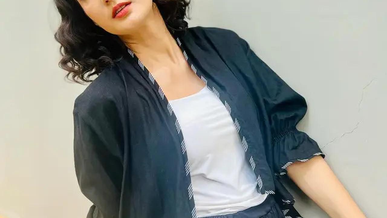 Cerita Nadine Chandrawinata Kenalkan Kain Batik ke Anak, dari Main Bareng hingga Padu Padan Busana
