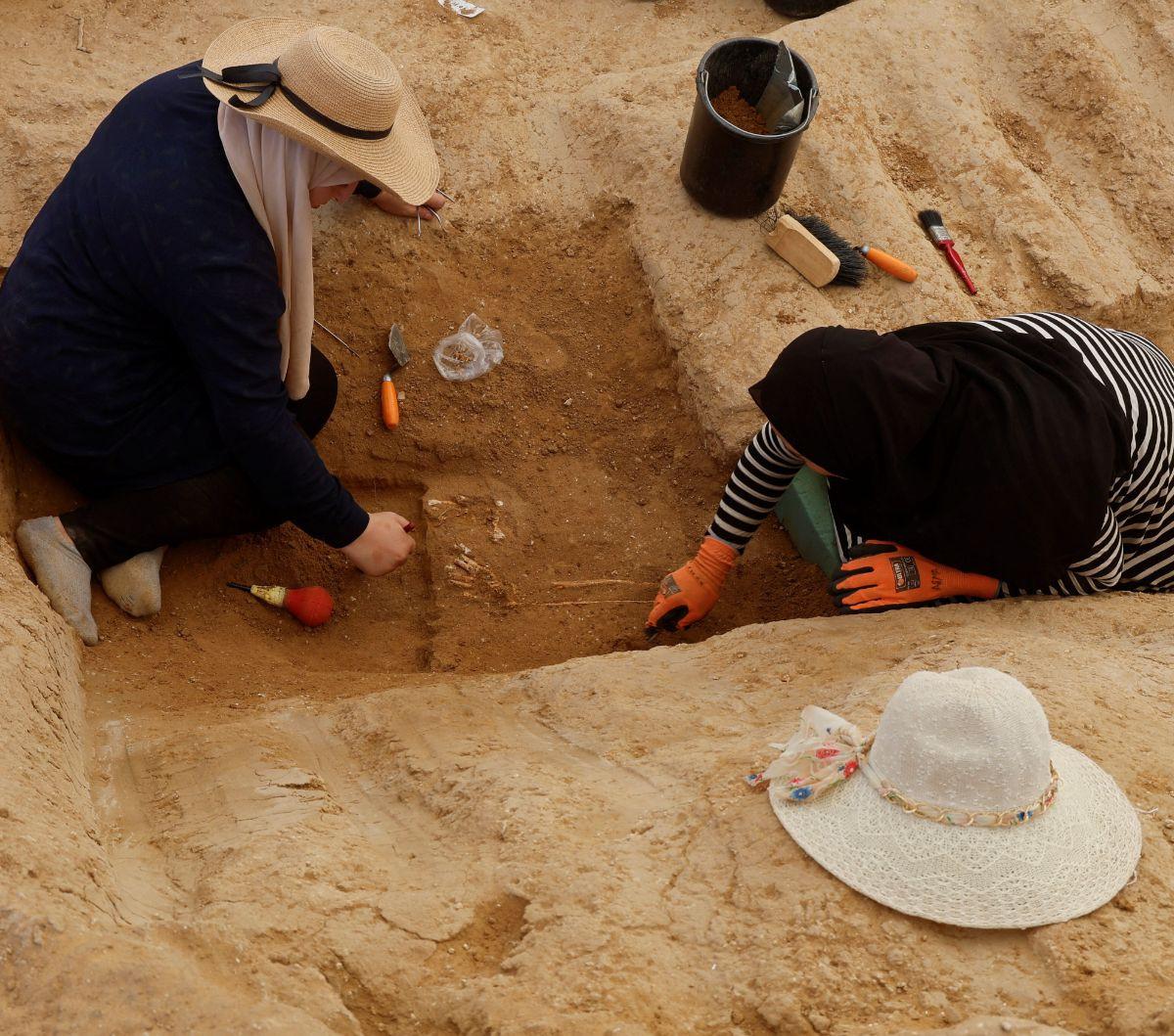 Para arkeolog Palestina yang bekerja di pemakaman Era Romawi berusia 2.000 tahun yang ditemukan tahun lalu di Gaza telah menemukan setidaknya 125 makam kuno. Sebagian besar dari penemuan tersebut berupa kerangka yang masih utuh dan dua sarkofagus timah