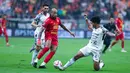 Pemain Persija Jakarta, Gustavo Almeida, berusaha melewati pemain Bali United pada laga BRI Liga 1 di Stadion Jakarta International Stadium (JIS), Jakarta, Sabtu (10/5/2025) malam WIB. (Bola.com/Abdul Aziz)
