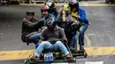 Festival kendaraan luncur dengan menggunakan gerobak beroda berlangsung di Medellin, Colombia dengan nama the XXIII Car Festival