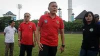 Ketua Umum PSSI Mochamad Iriawan sedang meninjau Stadion Sriwedari Solo yang menjadi lapangan latihan untuk tim peserta Piala Dunia U-20 2021, Sabtu (8/2).(Liputan6.com/Fajar Abrori)