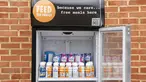 Susu formula bayi disimpan di lemari es di luar Glassmanor Community Center di Oxon Hill, Maryland, Rabu (25/5/2022). Dengan kelangkaan susu formula bayi di Amerika Serikat, pemilik restoran DC Mark Bucher mulai membeli susu formula dari tempat-tempat di mana ada lebih banyak jumlahnya dengan lebih sedikit kebutuhan, dan memberikannya melalui program Feed the Fridge. (Stefani Reynolds/AFP)