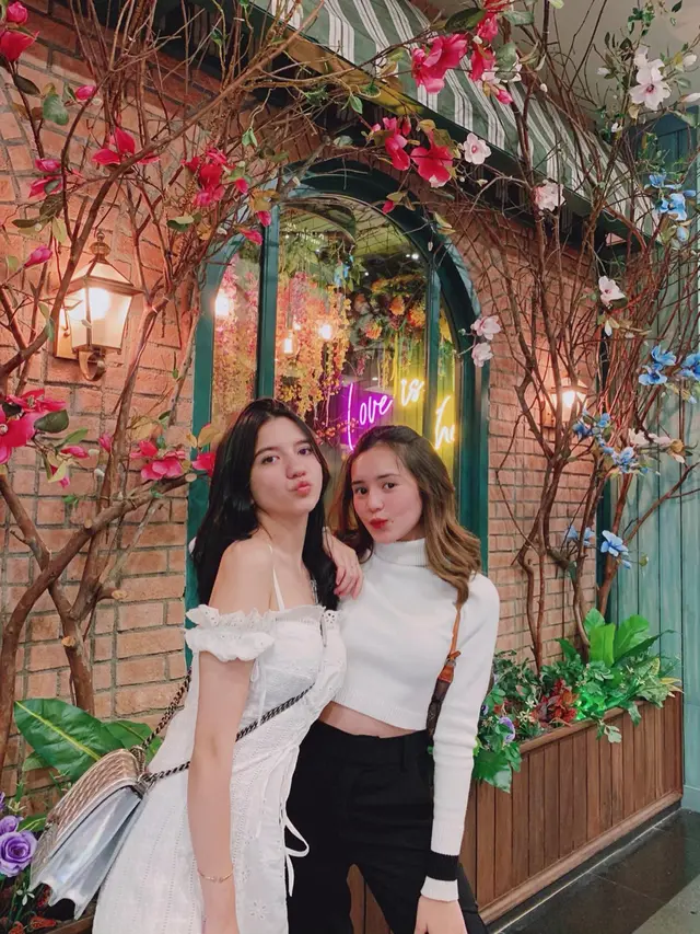 7 Pemotretan Beby Tsabina dan Cassandra Lee dari Tema Barbie Hingga Jadi Tuan Putri