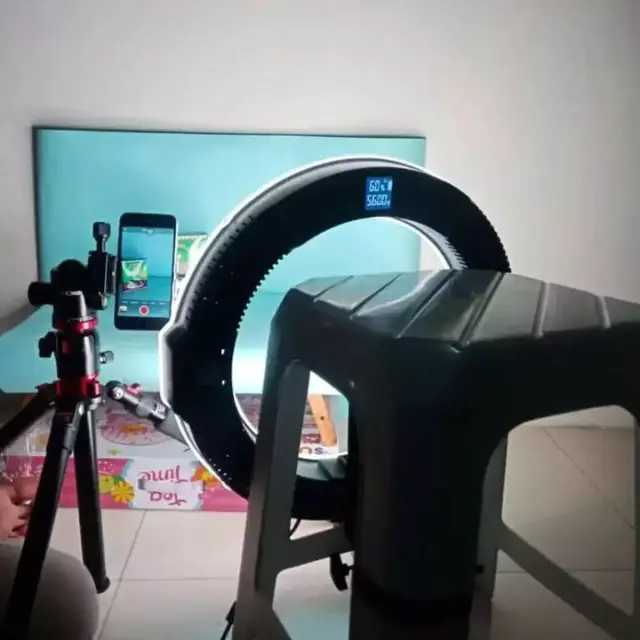6 Potret Orang Pakai Ring Light untuk Pencahayaan Ini Bikin Tepuk Jidat
