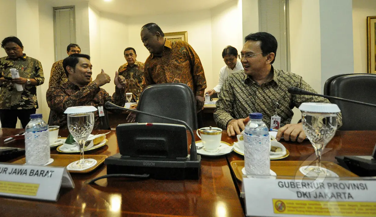 Walikota Bandung Ridwan Kamil (kiri) berbincang dengan Kepala BIN Marciano Norman dan Gubernur DKI Basuki Tjahaja Purnama sebelum mengikuti rapat kabinet terbatas terkait persiapan KAA di Kantor Presiden, Jakarta, Kamis (2/4). (Liputan6.com/Faizal Fanani)