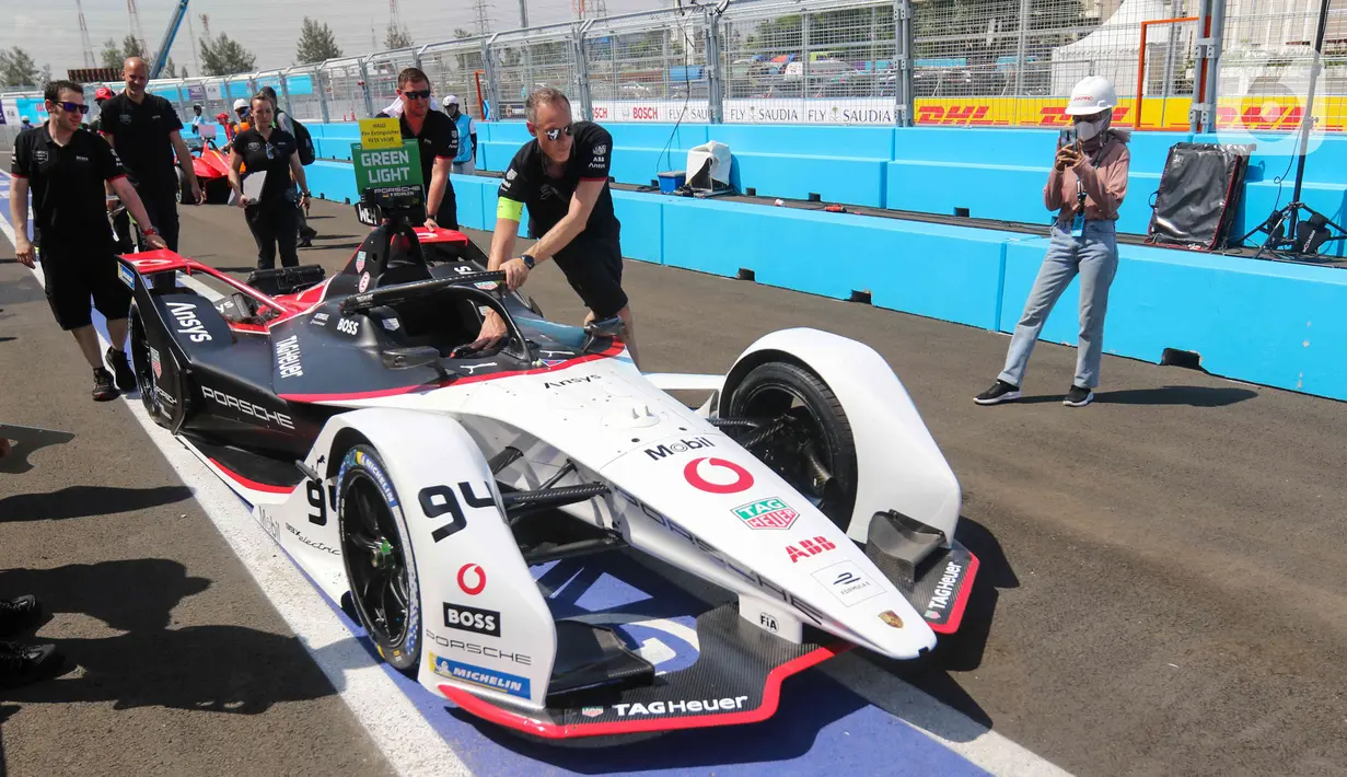 Kru tim peserta lomba balap melakukan persiapan mobil listrik Formula E  di pit Jakarta International E-Prix Circuit (JIEC), Jakarta, Jumat (3/6/2022). Menjelang pertandingan Formula E pada besok hari (4/6/2022) kru tim pembalap melakukan persiapan mobil listrik Formula E. (Liputan6.com/Herman Zakharia)