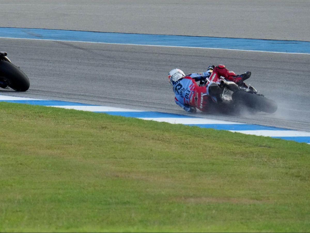 Pada Lap 13, Alex Marquez mengalami kecelakaan di Tikungan 10 dan gagal finis.<br>Jatuhnya Alex membuat Pecco naik ke posisi 3.