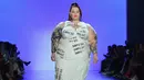 Tess Holliday, model dan aktivis bertubuh gemuk, berjalan di catwalk untuk show Chromat selama New York Fashion Week 2019 pada 7 September 2019. Model berbobot tubuh 137 kg tersebut tampil percaya diri mengenakan gaun panjang putih. (Photo by Angela Weiss / AFP)