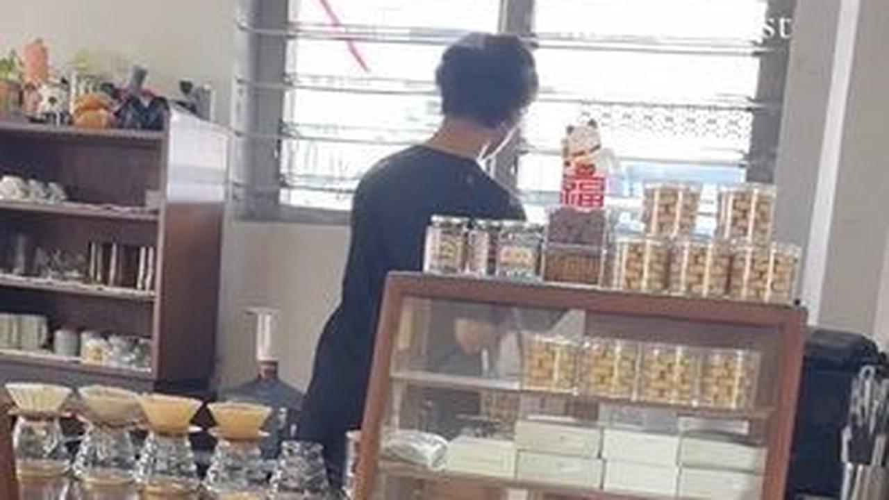 Widayat membangun kedai kopi kecil-kecilan di halaman rumahnya.