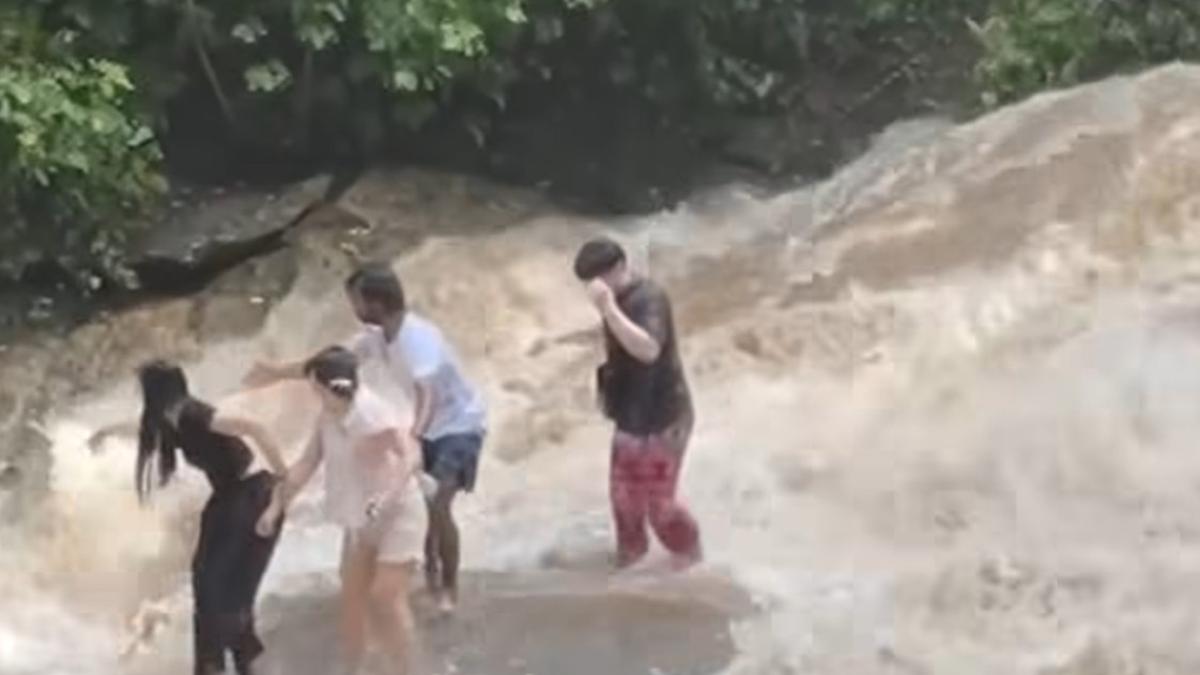 Asyik Selfie, Turis Tersapu Banjir Bandang di Air Terjun Thailand