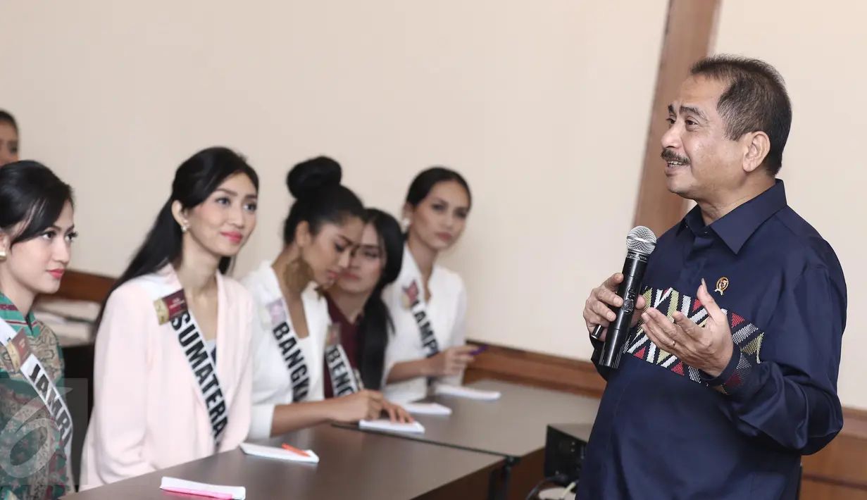 Menteri Pariwisata, Arief Yahya memberikan pembekalan kepada finalis Puteri Indonesia 2017, Jakarta, Jumat (24/3). Pembekalan diharapkan dapat memberikan wawasan dan pengetahuan pariwisata Indonesia. (Liputan6.com/Herman Zakharia)