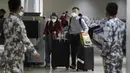 Penumpang asing tiba di Bandara Internasional Manila, Filipina, Kamis (10/2/2022). Filipina mulai hari ini membuka kembali pintu bagi turis asing yang telah divaksinasi penuh Covid-19 setelah hampir dua tahun menutup perbatasannya. (AP Photo/Basilio Sepe)