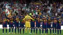Pemain Barcelona menggunakan jersey khusus saat mengheningkan cipta mengenang korban teror sebelum laga melawan Real Betis di Camp Nou stadium,  (20/8/2017). Barcelona menang 2-0. (AFP/Lluis Gene)
