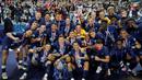 Pemain PSG merayakan trofi juara Piala Prancis usai mengalahkan Saint-Etienne pada pertandingan final di Stadion Stade de France, Sabtu (25/7/2020) dini hari WIB. PSG menang 1-0 atas Saint-Etienne. (AFP/Geoffroy Van Der Hasselt)