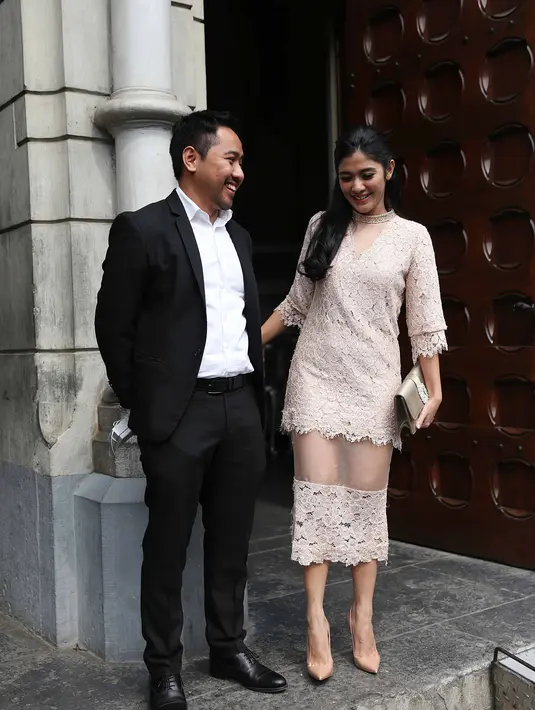 Artis Naysila Mirdad menarik perhatian wartawan. Ia hadir dengan mengandeng pacar baru. Ketika ditanya kapan menyusul sahabatnya Sandra Dewi, ia hanya meminta doa. (Nurwahyunan/Bintang.com)