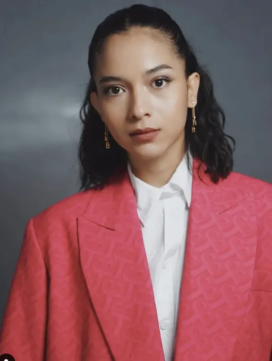 Berikan sentuhan lady boss dengan blazer berwarna dominan. [Foto: Instagram/ Putri Marino]