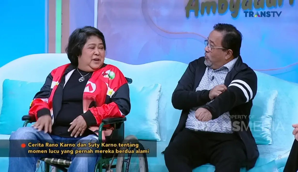 “Padahal, kalau tau Itu baju bekas hordeng (gorden)” timpal Rano Karno yang duduk di sebelah Suti Karno. [Youtube/TRANS TV Official]