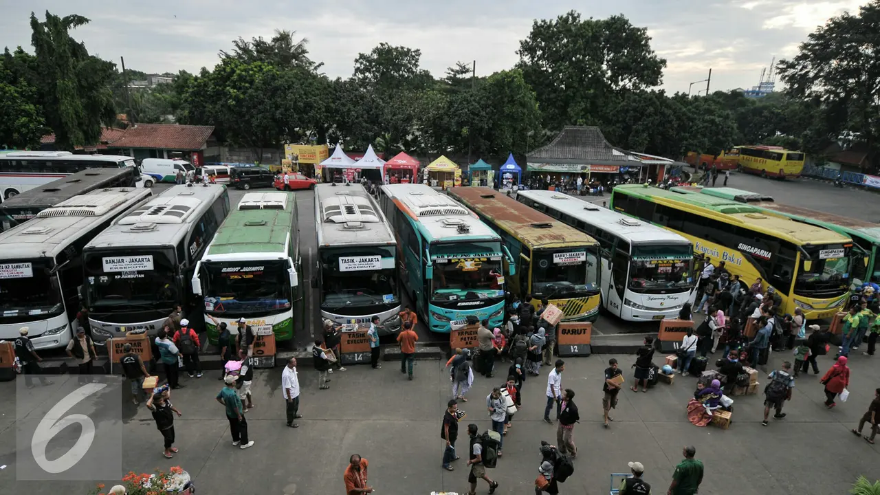 20160701- Pemudik Mulai Serbu Terminal Kampung Rambutan-Jakarta- Yoppy Renato