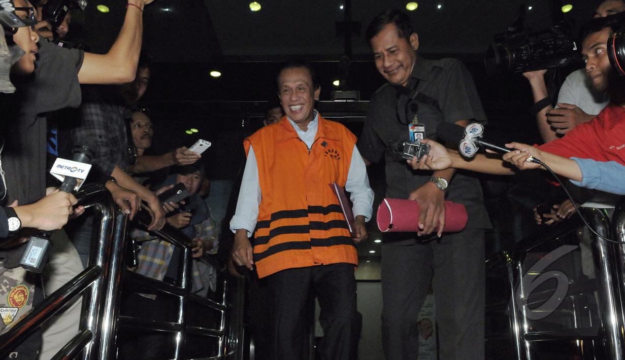 Tersangka dugaan suap usaha tambang di Tanah Laut, Kalimantan Selatan yang juga anggota Komisi IV DPR Fraksi PDIP, Adriansyah seusai diperiksa di Gedung KPK, Jakarta, Kamis (16/4/2015). (Liputan6.com/Andrian M Tunay)