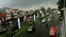 Sejumlah kendaraan mulai hilir mudik di kawasan Kelapa Gading pasca banjir. Sebelumnya, kawasan ini terendam banjir setinggi 80 cm hingga memutuskan arus lalu lintas, Jakarta, Jumat (13/2/2015). (Liputan6.com/Faisal R Syam)