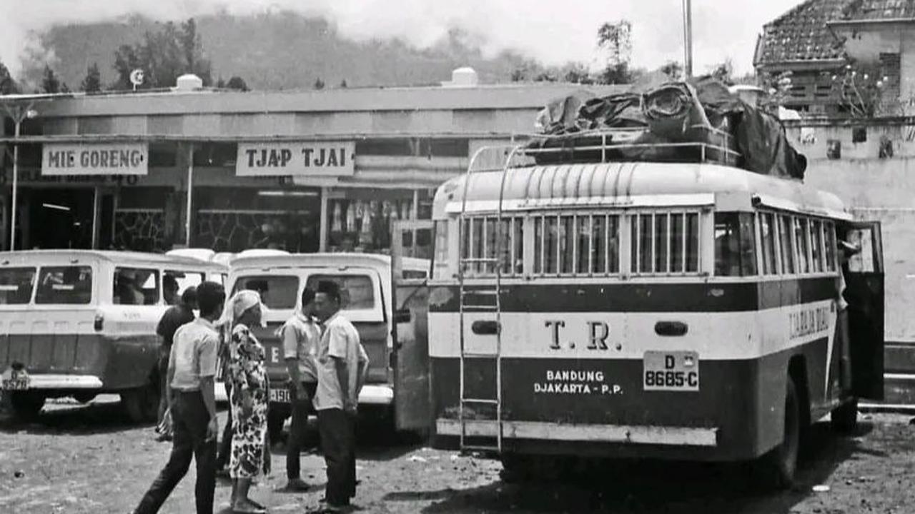 5. Kendaraan bus pada tahun 1960