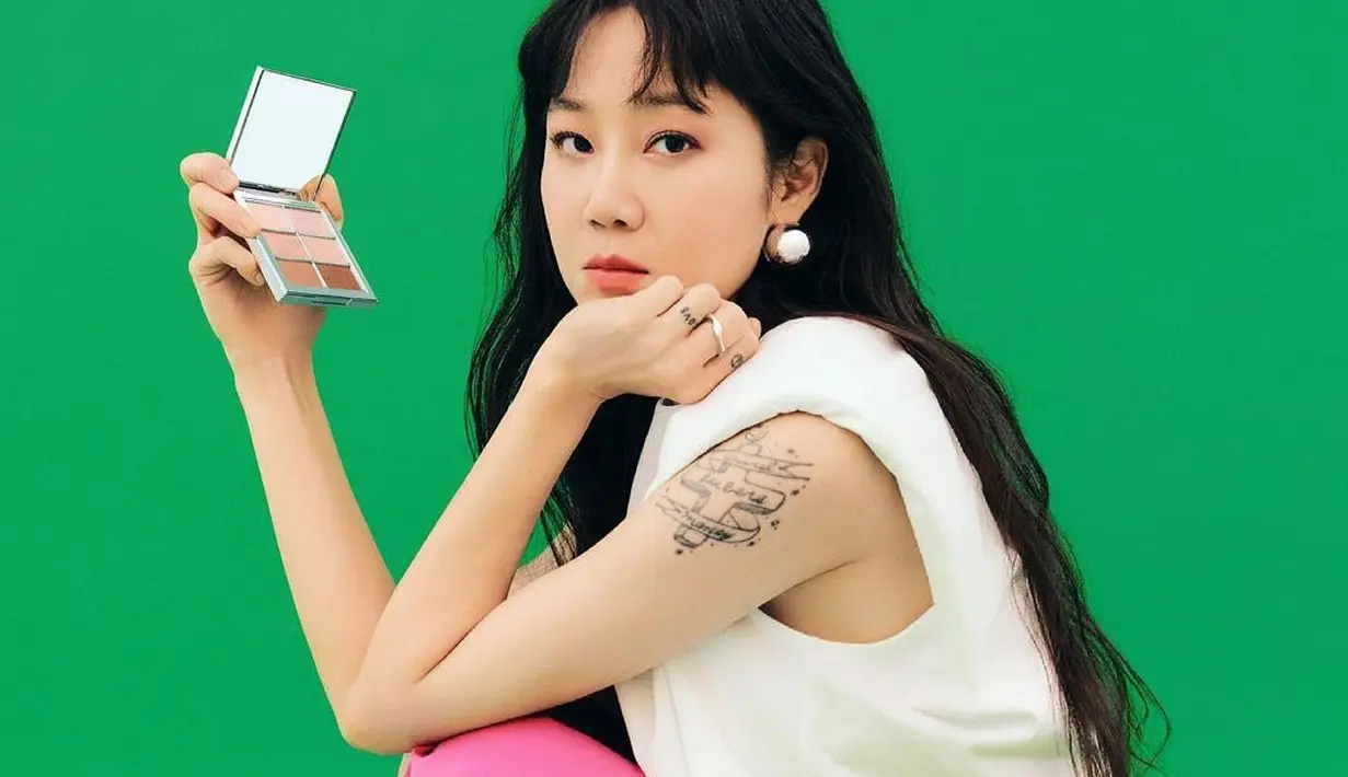 <p>Di bahu kirinya Gong Hyo Jin memiliki tato salib dan pita dengan tulisan "laurel", "lubere", dan "money". (Foto: @ROVVXHYO/Instagram via Koreaboo)</p>