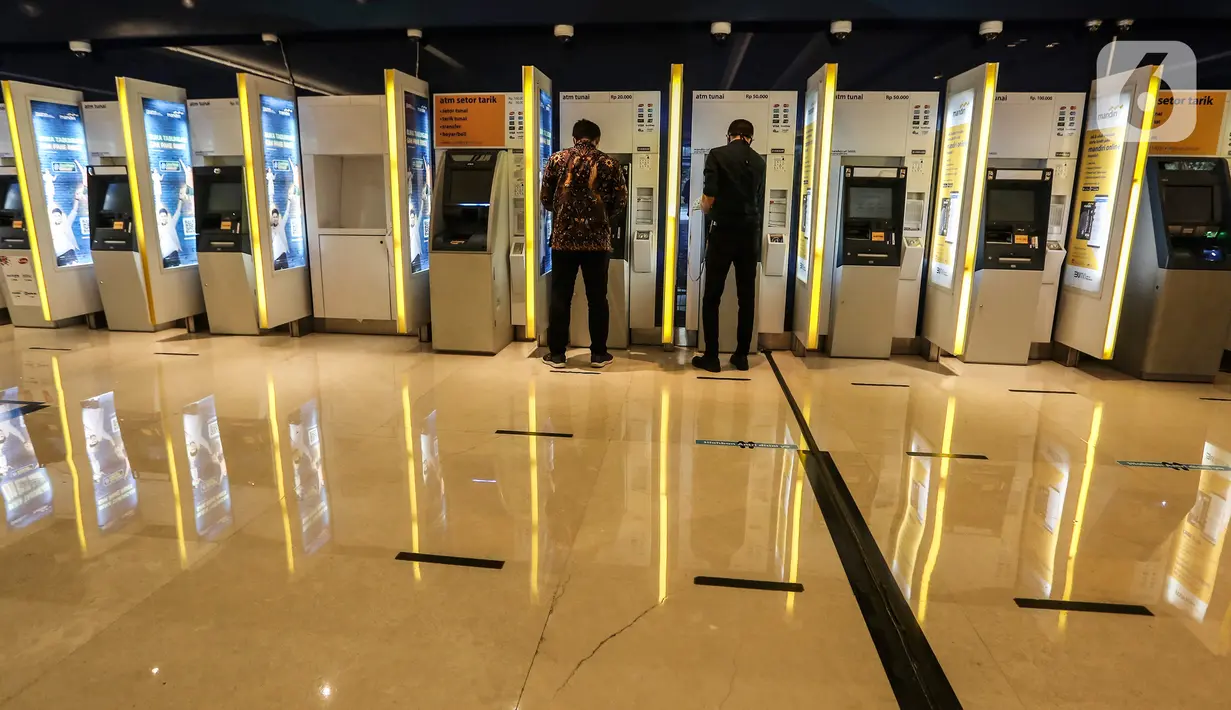 Aktivitas nasabah menggunakan anjungan tunai mandiri (ATM), Jakarta, Senin (25/1/2020). Kinerja kredit perbankan pada 2021 diperkirakan tumbuh positif sebesar 7,3 persen secara tahunan (year-on-year/yoy). (Liputan6.com/Johan Tallo)