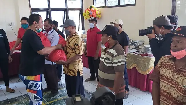 Walikota Kota Semarang Hendrar Prihadi bersama Kodim 0733/BS saat memberikan sembako kepada warga Mangkang, Kota Semarang. Bantuan 200 paket sembako diberikan untuk meringankan warga yang secara ekonomi terdampak covid. (Foto: Felek Wahyu/Liputan6.com)