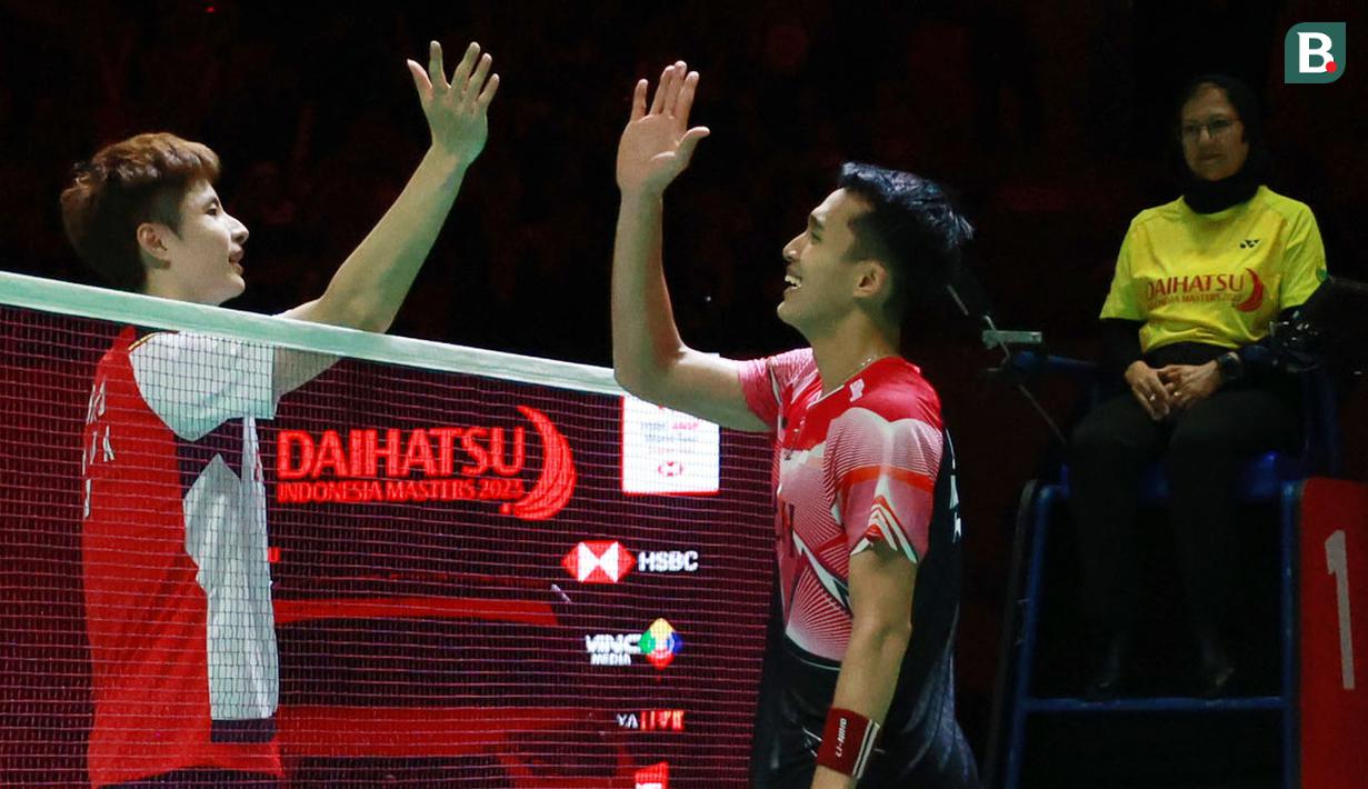 Kemenangan atas Shi Yuqi (kiri) di Diahtasu Indonesia Masters 2023 ini juga menjadi penebusan kekalahan bagi Jonatan Christie. Diketahui, ia kalah dari pemain China itu pada 16 besar Olimpiade Tokyo 2020. (Bola.com/M Iqbal Ichsan)