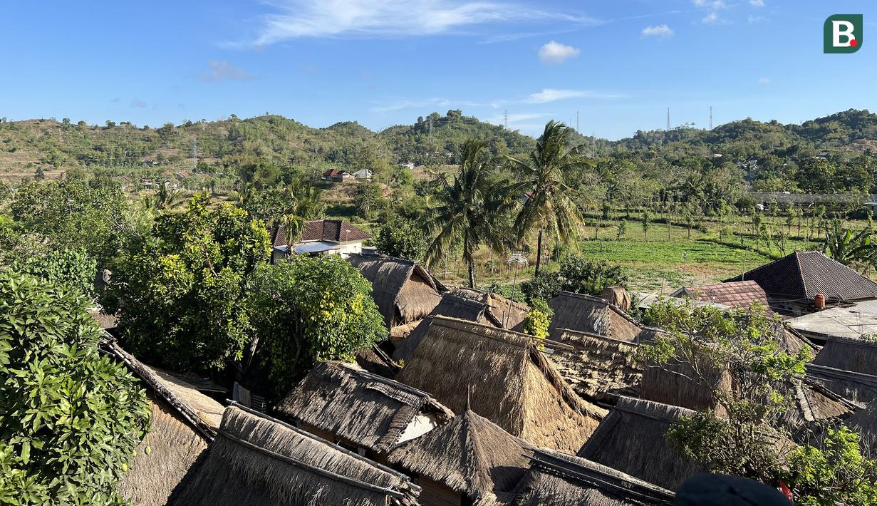 Pemandangan Desa Sade dilihat dari atas ketinggian rumah panggung. (Bola.com/Iqri Widya)