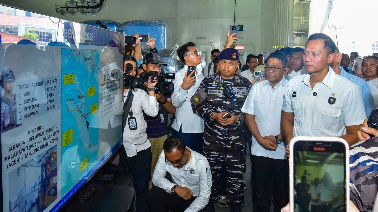 FOTO: Menko IPK Lepas KRI Semarang Kirim Bantuan ke Wilayah Bencana Sumatera