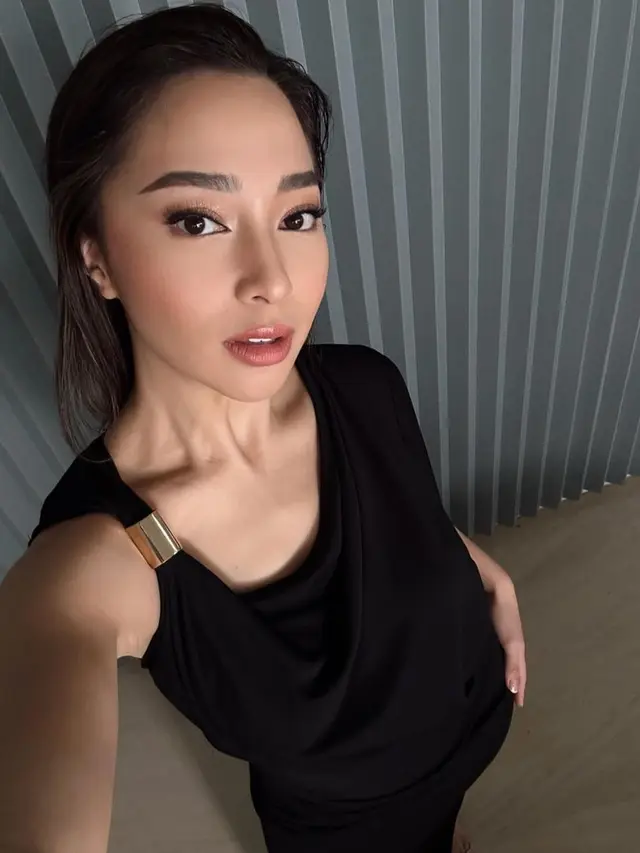 Nikita Willy tampil simple tapi terlihat glamor