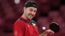 Timo Boll dari Jerman mengembalikan bola pukulan atlet Korea Selatan Jeoung Young-sik saat bertanding dalam pertandingan babak 16 besar tenis meja tunggal putra di Olimpiade Musim Panas 2020 di Tokyo, Selasa (27/7/2021). (AP Photo/Kin Cheung)