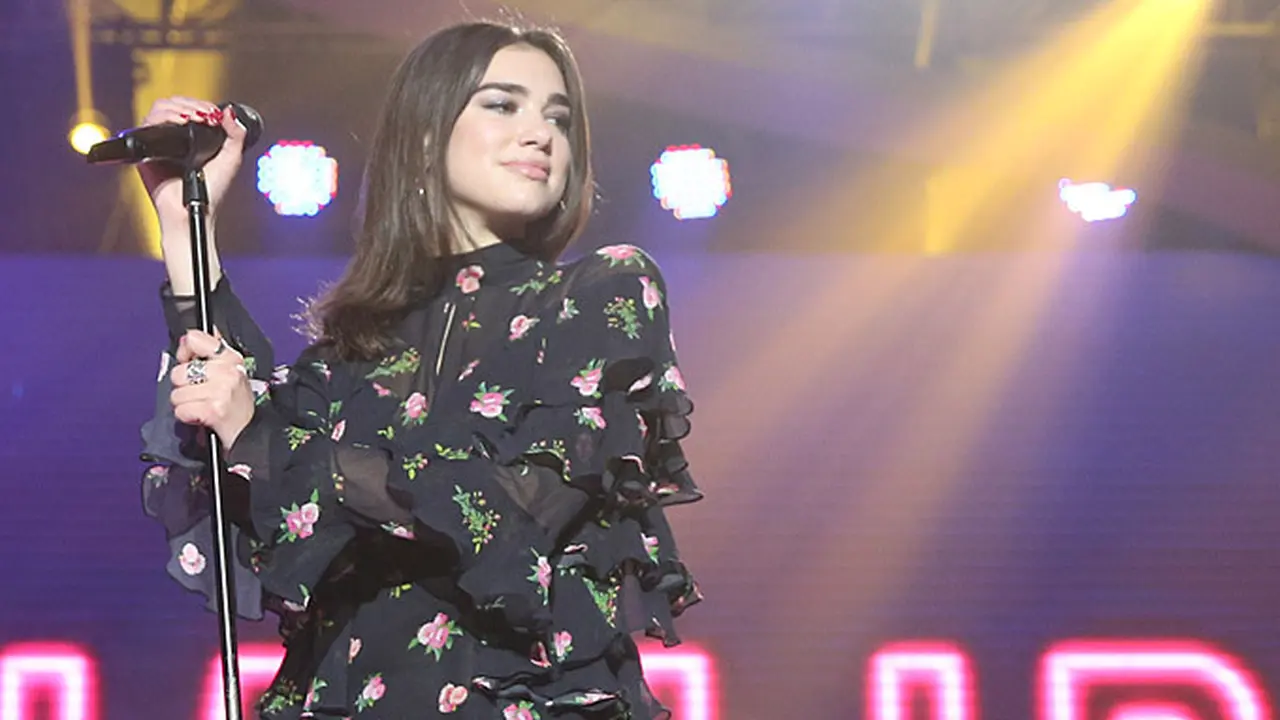 [Bintang] 5 Nominasi yang Diraih Dua Lipa di Brit Awards 2018