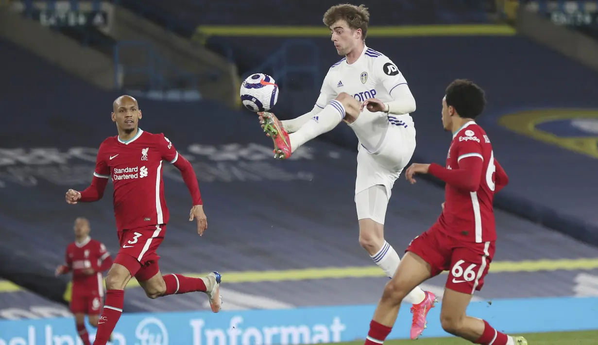 Striker Leeds United, Patrick Bamford, mengontrol bola saat melawan Liverpool pada laga Liga Inggris di Stadion Elland Road, Senin (19/4/2021). Kedua tim bermain imbang 1-1. (Lee Smith/Pool via AP)