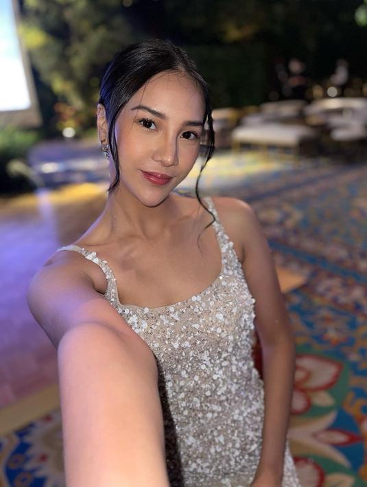 Potret Anya Geraldine saat berselfie. Selain paras cantik Anya, terlihat gaun tersebut memiliki detail manik-manik yang memberi kesan elegan. Wanita berusia 26 tahun tersebut menulis keterangan di akun Instagram pribadinya.
"White brings out my inner fairy," (Instagram/anyageraldine)